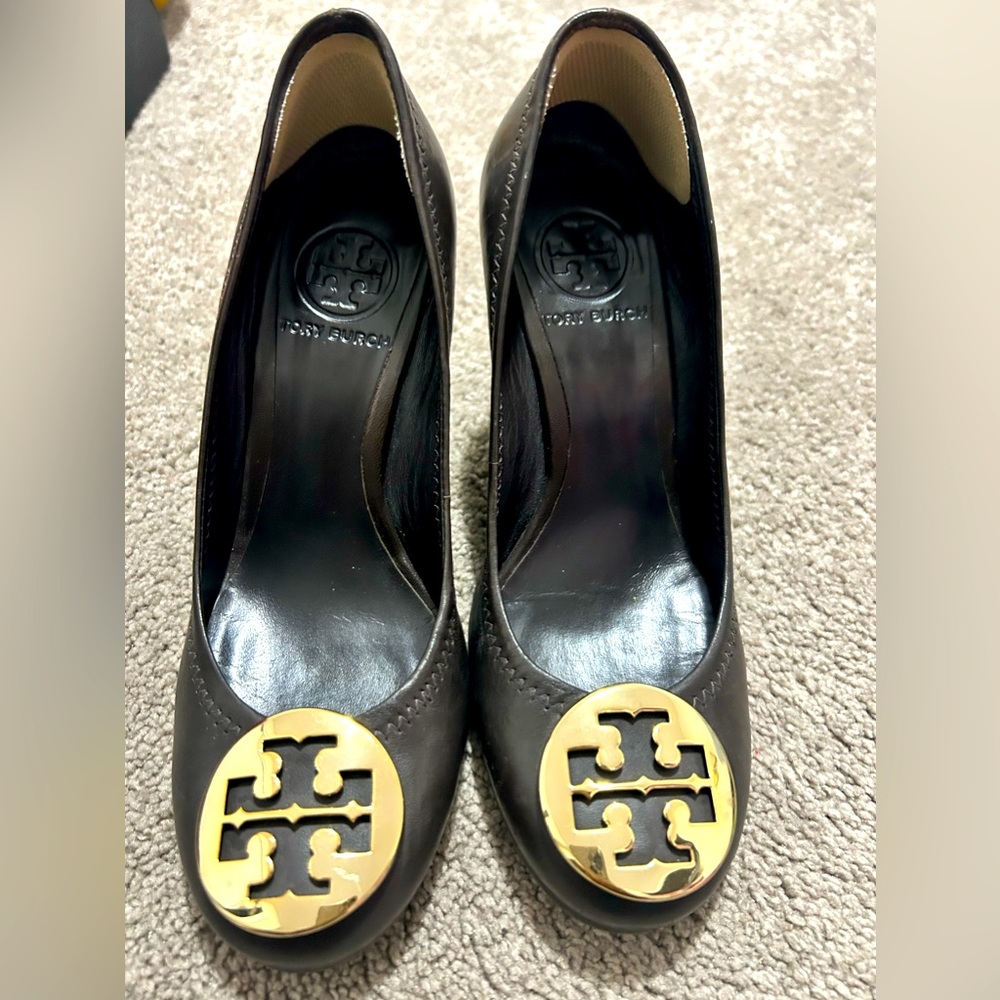 TORY BURCH
LEATHER SALLY WEDGE PUMPS WITH FRONT LOGO 6CM